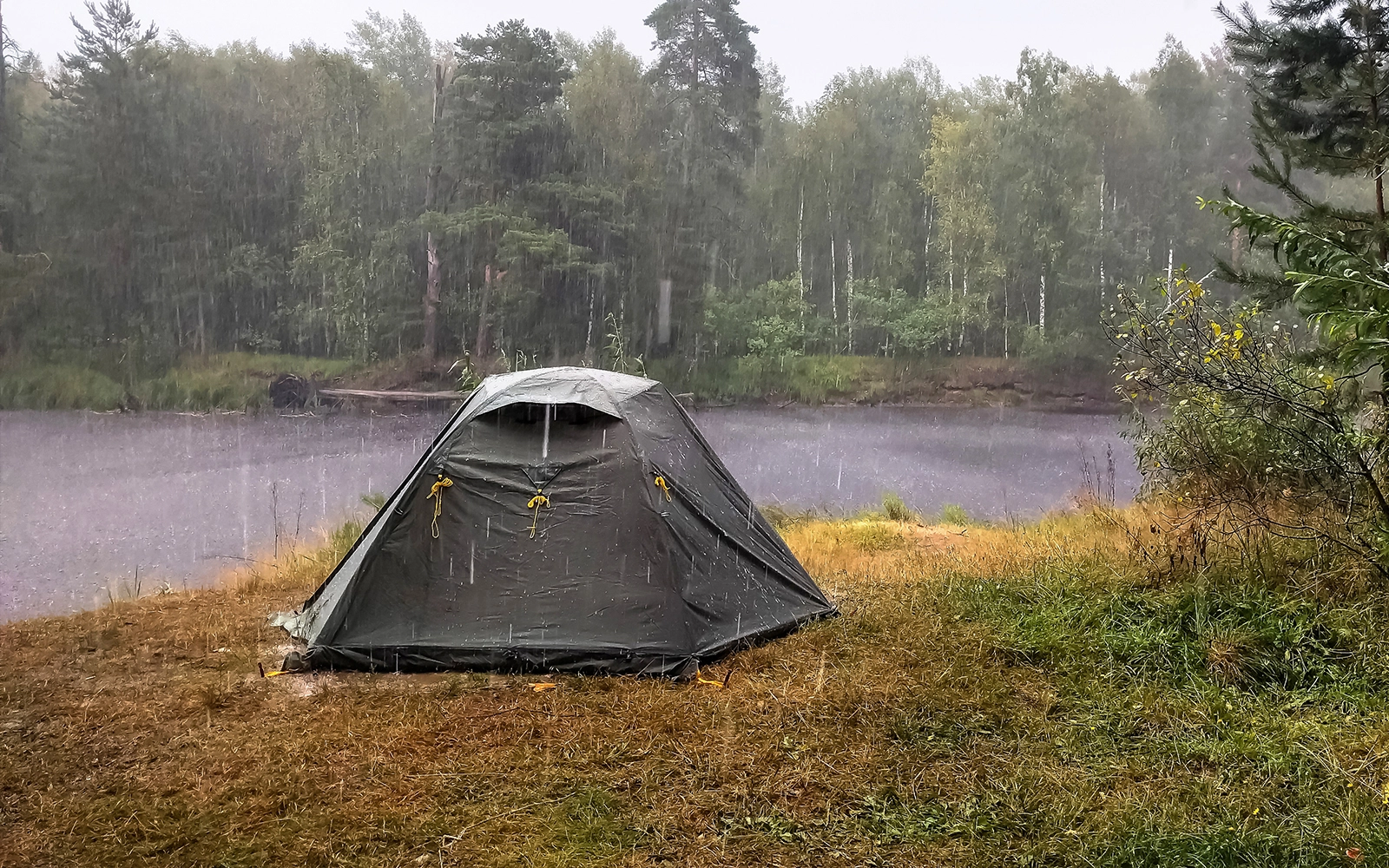 The Outstanding Performance of the LOOGU Waterproof Tarp in Rainy Day Camping